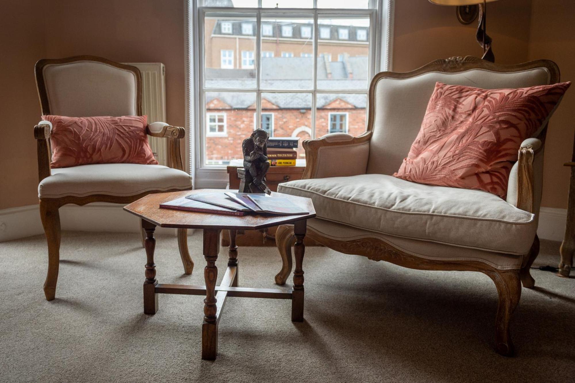 Bed and Breakfast Darwin'S Townhouse Шрусбери Номер фото The interior of the Old Bank House
