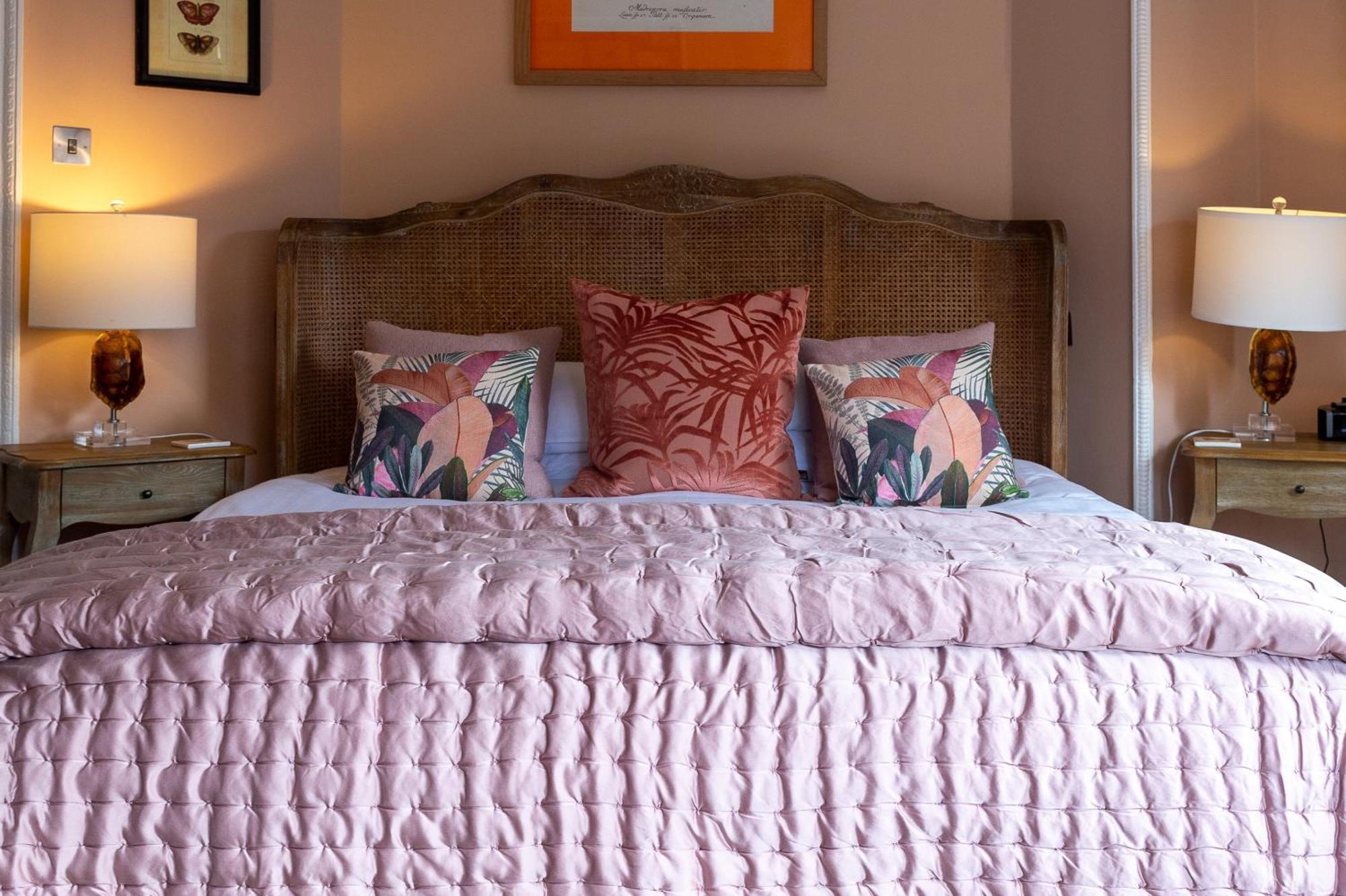 Bed and Breakfast Darwin'S Townhouse Шрусбери Номер фото A bed with a duvet